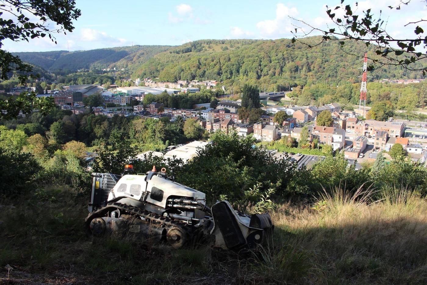 Débroussailleuse télécommandée travaillant sur un talus herbeux