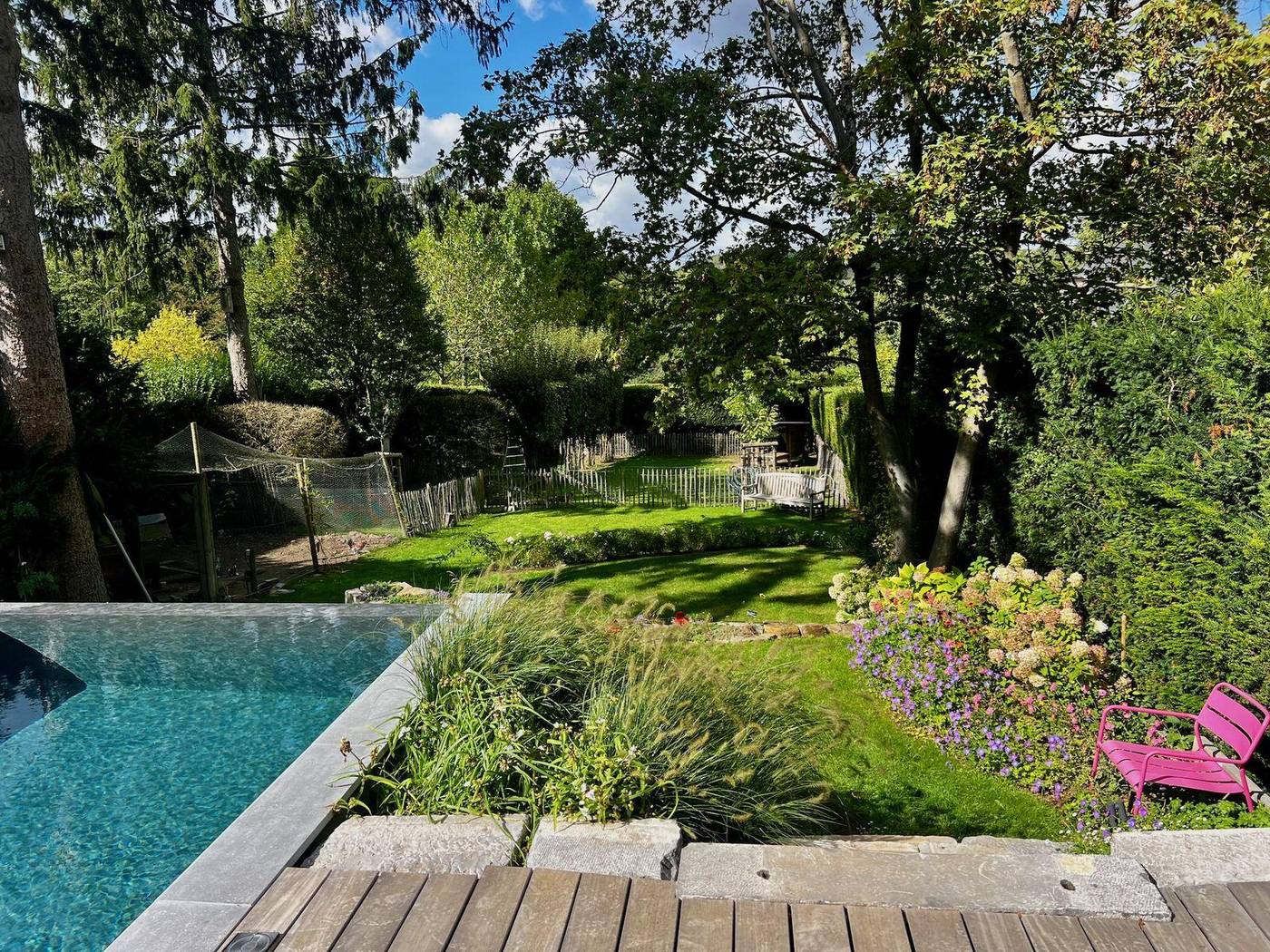 Jardin avec pelouse, massifs et bassin