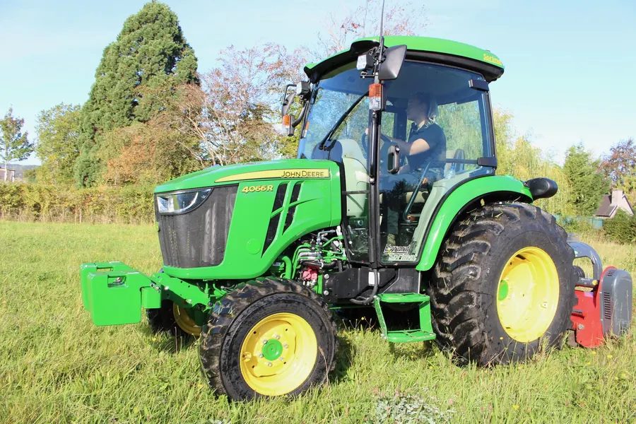 Tracteur avec broyeur porté